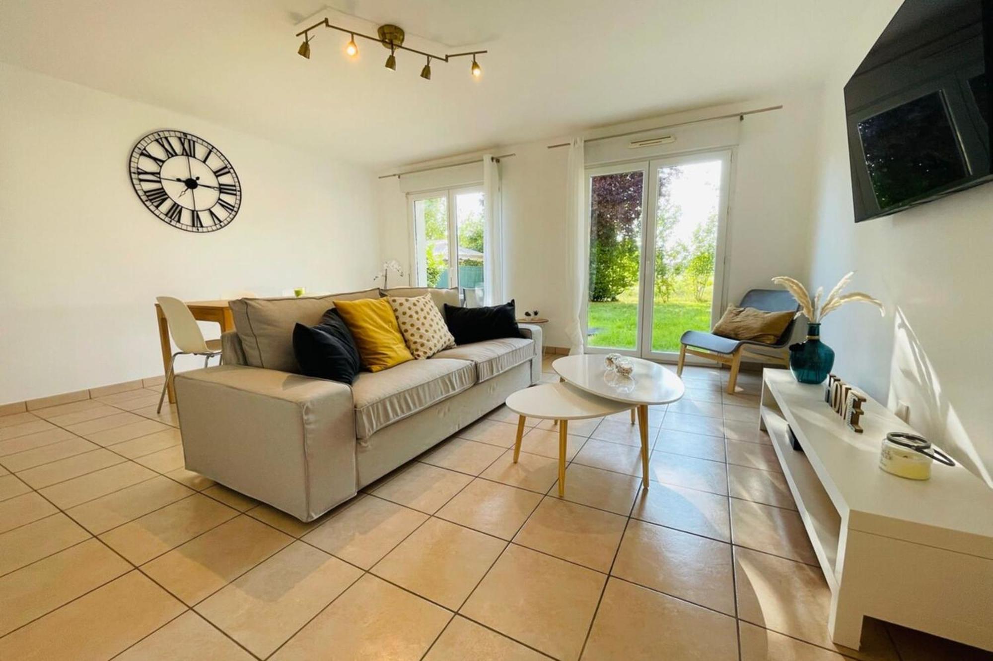 Beautiful Renovated House In A Residential Area Holiday home Veretz